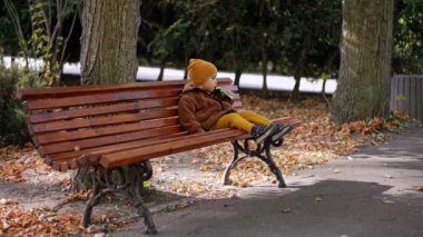 Parktaki bankta oturan küçük çocuğa yaklaşıyorum. Yürüyüşte atıştıracak tatlı bir bebek..