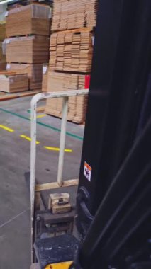 Tahta parke üretimi. Mobilya endüstrisi fabrikasında yığınla parke tahtası var. Forklift arabasının görüntüsü. Dikey video