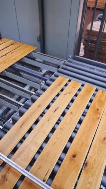 Parke fabrikasının otomatik ekipmanı. Mobilya üretiminin endüstriyel süreci. Modern robot fabrikasının içi. Dikey video