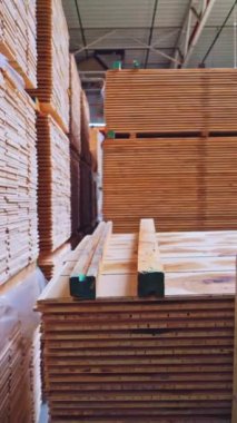 Fabrikanın döşemesi için tahta tahtalar. Forklift arabası depoya parke panel yığını koyuyor. Mobilya üretimi. Dikey video