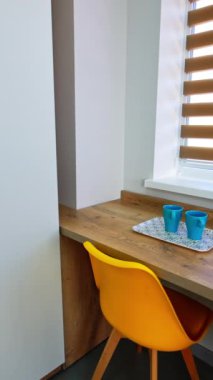 Veliler için koğuştaki masada iki mavi bardak. Yeni doğan çocuklar ve anneleri için modern klinikteki doğum servisi. Dikey video
