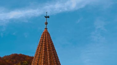 Sivri çatısında kırmızı kiremit olan kule. Romanya 'daki Bran şatosunun manzarası. Arkaplanda renkli doğa.