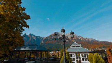 Güzel dağların eteğindeki sıcacık şehir. Sonbaharda güneşli bir günde doğanın güzel manzarası.