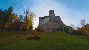 Tepenin tepesindeki güzel ortaçağ şatosunun manzarası. Rumen şatosu Bran, Kont Drakula 'nın sonbahar sezonunda. Düşük açı görünümü.