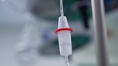 İlaçlar tezgahın içine damlıyor. Cerrahi odasında serum damlası. Düşük açı. Bulanık arkaplan.