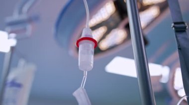 Tuz çözeltisi su deposunu dolduruyor. Düşük açı. Kapatın. Bulanık arkaplan.