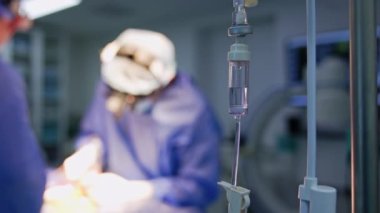 Serum deposunun içinde tuz çözeltisi var. Doktorlar hastayı arka planda bulanıklaştırarak ameliyat ederler..