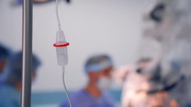 İçinden ilaç damlayan bir tezgah. Ameliyat sırasında cerrahi odasında serum damlatın. Bulanık arkaplan.
