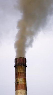 Duman yığını havadaki yanma gazlarını tüketiyor. Borulardan çıkan yoğun duman atmosferi kirletir. Gökyüzünde tehlikeli emisyonlar. İklim değişikliği. Dikey video