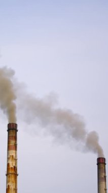 Gaz ve dumanlı sanayi bacaları. Metalurji endüstriyel fabrikasının buharlı kuleleri. Zehirli hava. Doğanın kirliliği. Zehirli maddeler. Dikey video