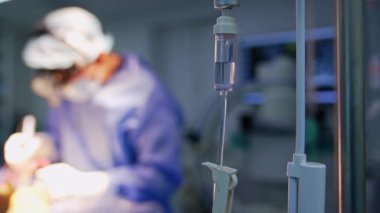 Ameliyat odasındaki kürsüye bırak. İki doktor arka planda iş birliği yapıyor..