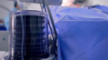 Akciğer havalandırma makinesinin pompası hareket ediyor. Kapatın. Ekipman ameliyathanede..