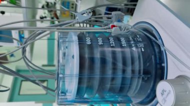 Yükselen ve düşen akciğer solunum cihazı pompası. Ameliyat odasında çalışan yapay akciğer havalandırma makinesi. Kapatın. Dikey ekran.