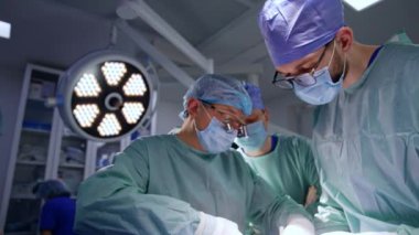 Nöroşirürji ameliyatında iki doktor işbirliği yapıyor. Tıbbi ekip modern ameliyathanede çalışıyor..