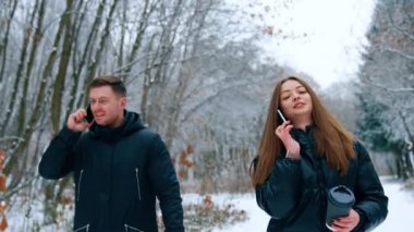 Beyaz insanlar kış parkının yanından telefonlarıyla konuşarak geçiyorlar. Birkaç durak ve coşkuyla şerefe.