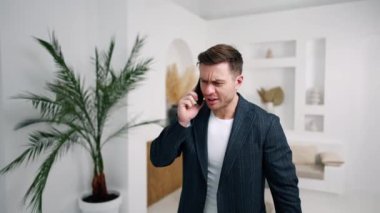 Ciddi bir Kafkas erkeği telefonda konuşuyor. Adam akıllı telefonuna bakarak görüntülü aramaya dönüşüyor. Bulanık arkaplan.