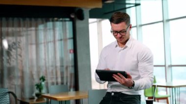 I-pad kullanan başarılı bir orta yaşlı girişimci. Teknoloji ve modern aletleri kullanan bir iş adamı..