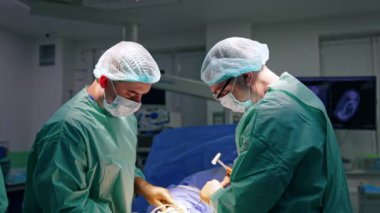 Cerrah çekiç ve keski kullanır. Doktora yardım etmek hemşireden pensi alır ve ameliyata girer..