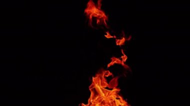 Geceleri şenlik ateşinin üst kısmı yanıyor. Alevli diller havaya ulaşıyor. Kapat..