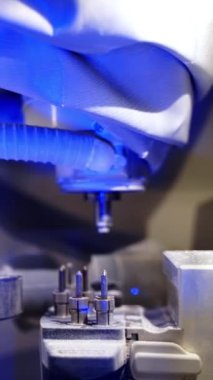 Otomatik dişçi ekipmanı. Diş laboratuarındaki profesyonel CNC diş değirmeni makinesi. Yapay diş yapma süreci. Yakın plan. Dikey video