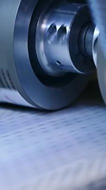 Bebek bezi üretimi için özel malzemeyle nakliye hattı. Taşıyıcı hat üzerinde dönen silindirler. Kapatın. Dikey video