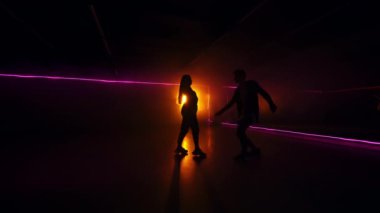 Şık siluet dansçıları. Karanlık gölgeler modern danslar..