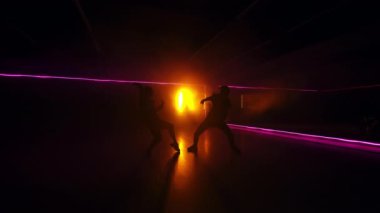 Dans eden modern çift silueti. Serbest stil hip hop dansçıları.