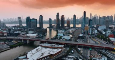 New York şehri hava manzaralı. Manhattan binalarının üzerinde uçuyor.