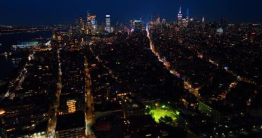 Gece New York şehri hava manzarası. New York Tırpancılar Sokağı Perspektifi.
