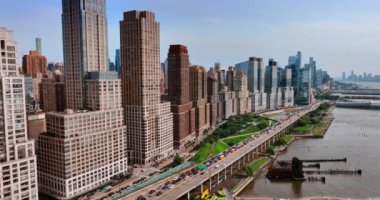 New York şehri hava manzarası üzerine kuruluyor. New York 'un üzerinde geriye doğru uçuyor.