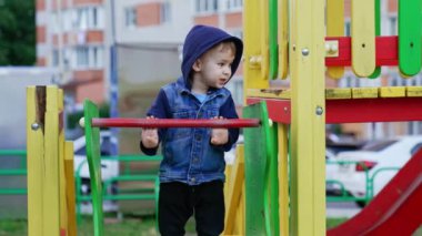 Çocuk anaokulunda oynuyor. Mutlu açık hava çocuk parkı.