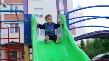 Anaokulunda dışarıda eğleniyoruz. Çocuk parkında oynayan sevimli küçük çocuk..