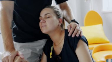 Doğum hastanesine destek veren genç bir çift. Yeni doğan annelik sağlık ocağı.
