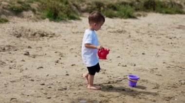 Küçük çocuk yaz yaşam tarzı. Nehir kıyısında oynayan küçük bir çocuk.