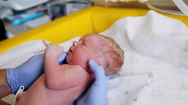 Yeni doğan küçük bebek hastanesi muayene ediyor. Doğum uzmanı pediatri uzmanı..