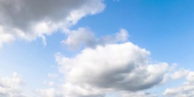 Mavi, parlak gökyüzünde ışık bulutları. Bulutların yaz gökyüzü hareketi.