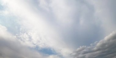 Mavi gökyüzündeki bulutlar hareket ediyor. Gökyüzünde kayan hafif yüksek bulutlar.