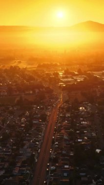 Kaliforniya 'daki Napa şehrinin güzel manzarası üzerinde. Puslu dağların ve üzüm bağlarının üzerinde turuncu gökyüzü. Dikey video