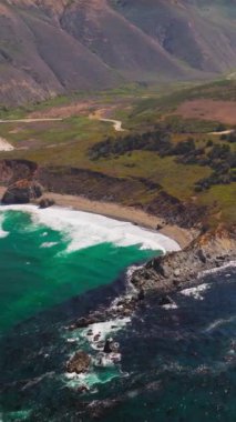 Gök mavisi okyanus sularının çıplak kayalarla buluştuğu muhteşem bir manzara. Güneşli Morro Körfezi manzarası, California, ABD güzel açık bir günde. Dikey video