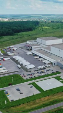 Kırsal kesimde sanayi bölgesi. Güzel yeşil doğayla çevrili büyük, yenilikçi bir bitki bölgesi. Hava görüntüsü. Dikey video