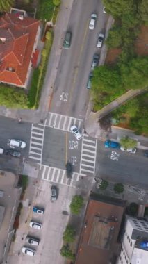 San Francisco sokaklarından birinde her zamanki kavşak. Şehrin yollarından geçen bazı arabalar. Üst Manzara. Dikey video