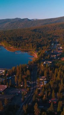 Tahoe Gölü kıyısında yoğun çam ağacı ormanlarıyla çevrili. Havadan bakıldığında bir sürü yatı olan bir tekne iskelesi. Dikey video