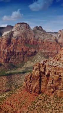 Utah, ABD 'deki muhteşem kanyon dağları. Kayaların üzerine düşen bulutların gölgeleri. Hava görüntüsü. Dikey video