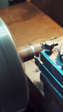 Bir detay, fabrikada metal talaşları üreten döner torna kullanarak kesiyor. Yakın plan..