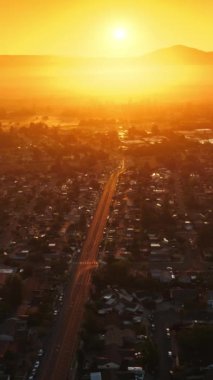 Güneşin batışı sıcacık şehrin güzel manzarasını aydınlatıyor. İnanılmaz Napa, California, ABD günbatımında hava manzarasından. Dikey video