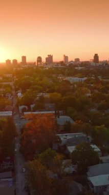 Güz mevsiminde güzel Sacramento üzerinde uçuş. Pembe gökyüzünün arka planında inanılmaz bir gün batımı. Dikey video