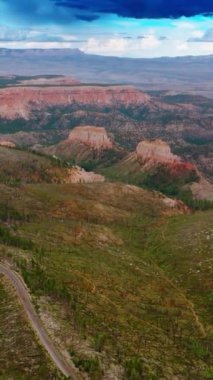 Utah kanyonlarının dağlık arazisi üzerindeki gök mavisi bulutlu gökyüzü. Zion Ulusal Parkı 'nın güzel kayaları. Dikey video