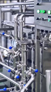 Otomatik modern mandıra fabrikası. Süt fabrikasında dikey video üretimi