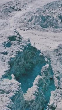 Aktif koşucu dışarıda koşuyor. Doğadaki dikey videoda koşan atletik genç adamın hava görüntüsü