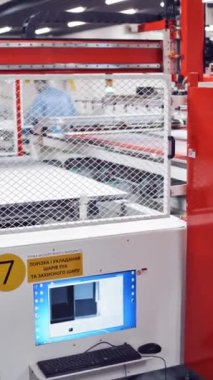 Otomatik fabrika ekipmanları çalışıyor. Yüksek güneş enerjisi bileşenleri üreten otomatikleştirilmiş endüstriyel ekipman.